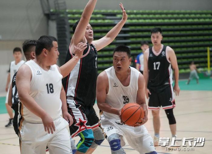 篮球邀请赛决赛激战即将上演,胜者捧杯 篮球邀请赛决赛激战即将上演,胜者捧杯