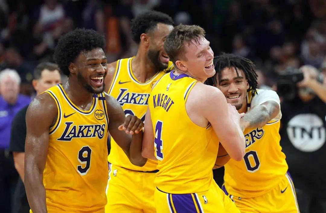 包含湖人全队状态下滑，需立即解决内部问题的词条