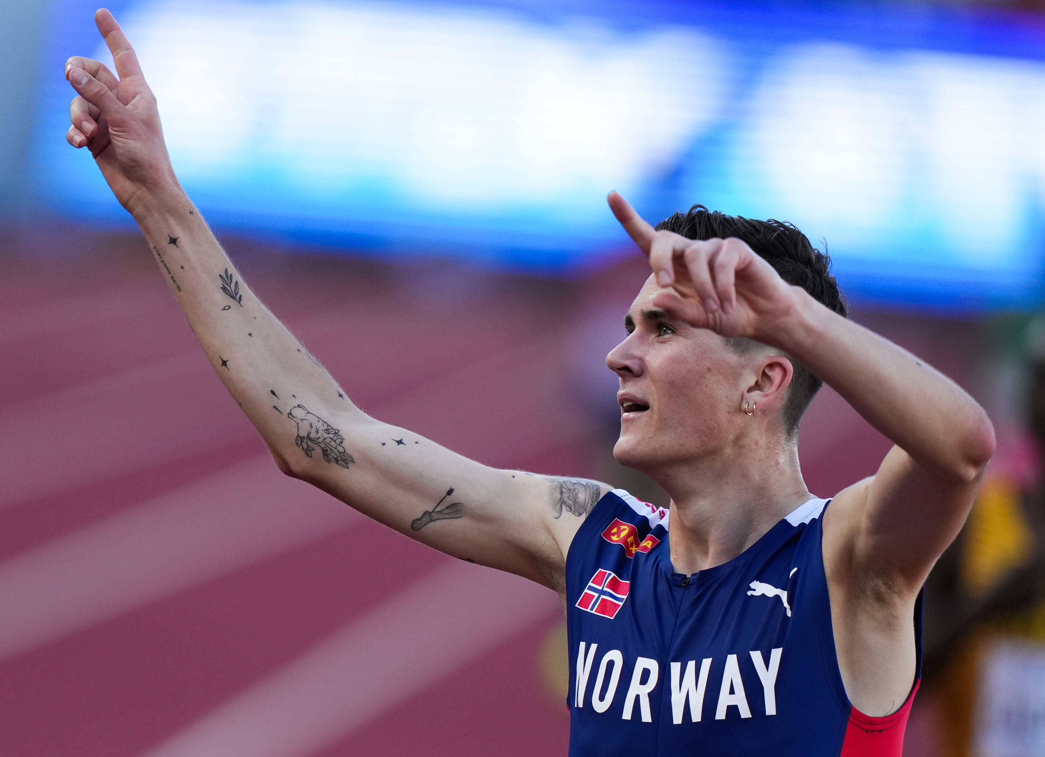 乌干达游泳选手夺冠，成绩斐然