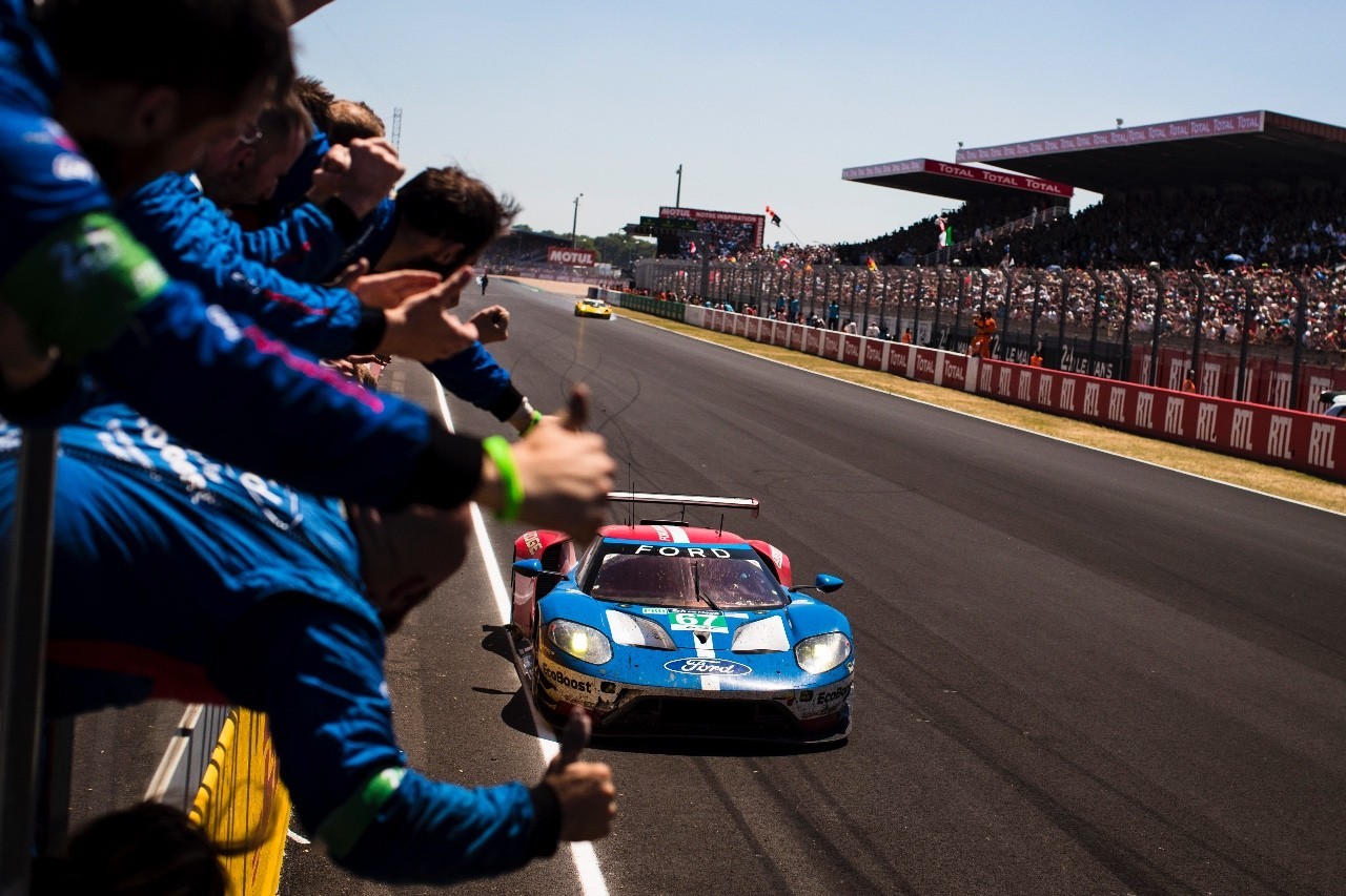 球队凭借默契配合，一路领先的简单介绍