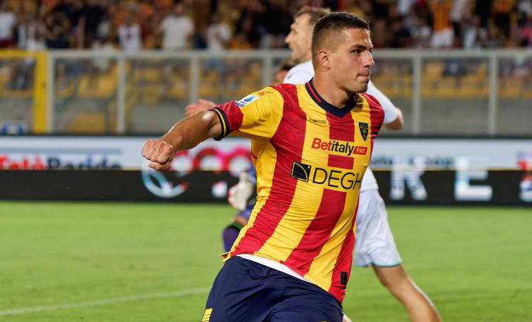 包含拜仁险胜切尔西，莱万逆转建功意甲的词条