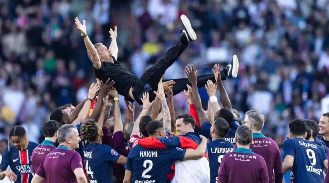 巴黎圣日耳曼前锋飞速突破