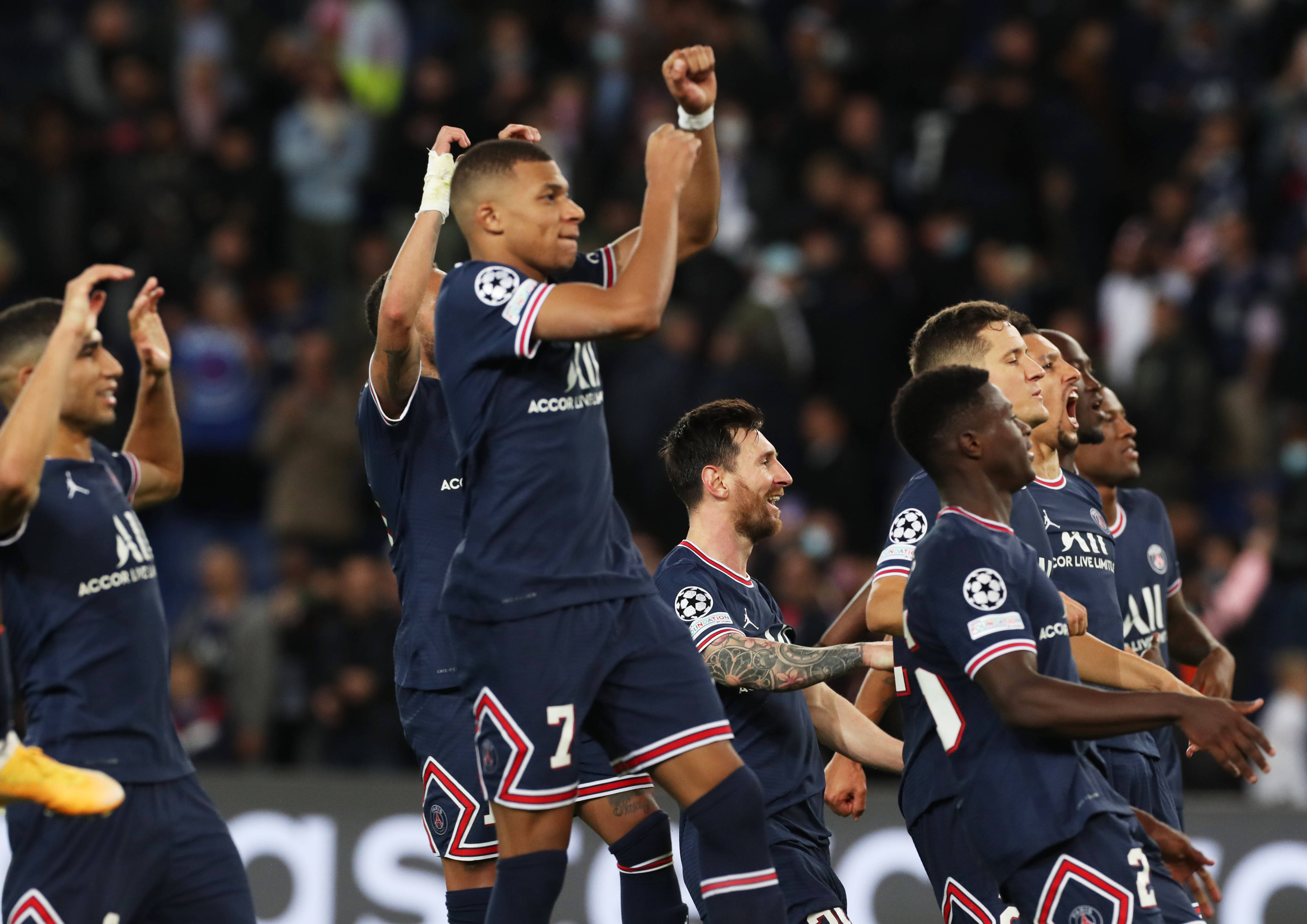 巴黎圣日耳曼前锋飞速突破