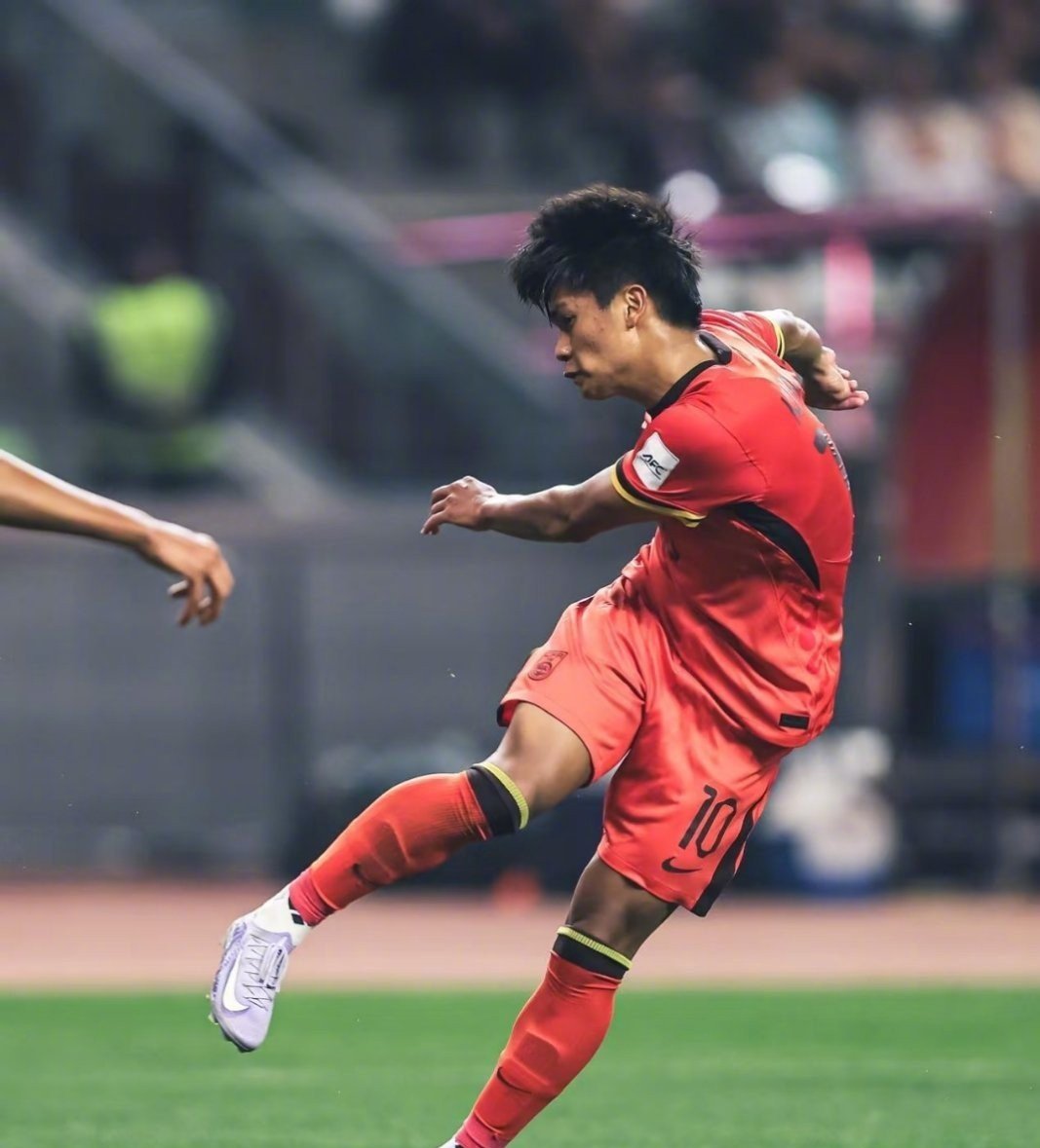 关于中国中超头号球星转战法乙赛场的信息