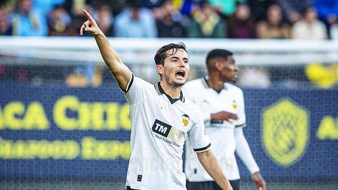 包含赫罗纳保持不败，继续领跑积分榜的词条