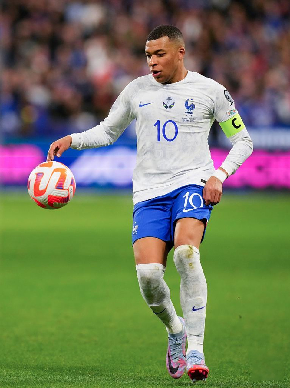 包含法国在欧洲杯预选赛中展现不俗表现的词条