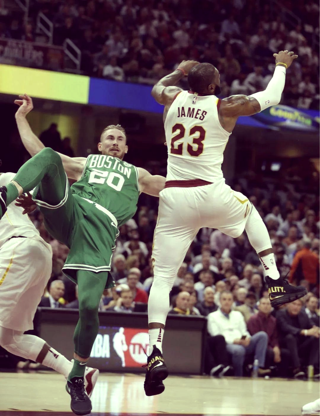 关于凯尔特人轻取魔术，海沃德平稳发挥的信息