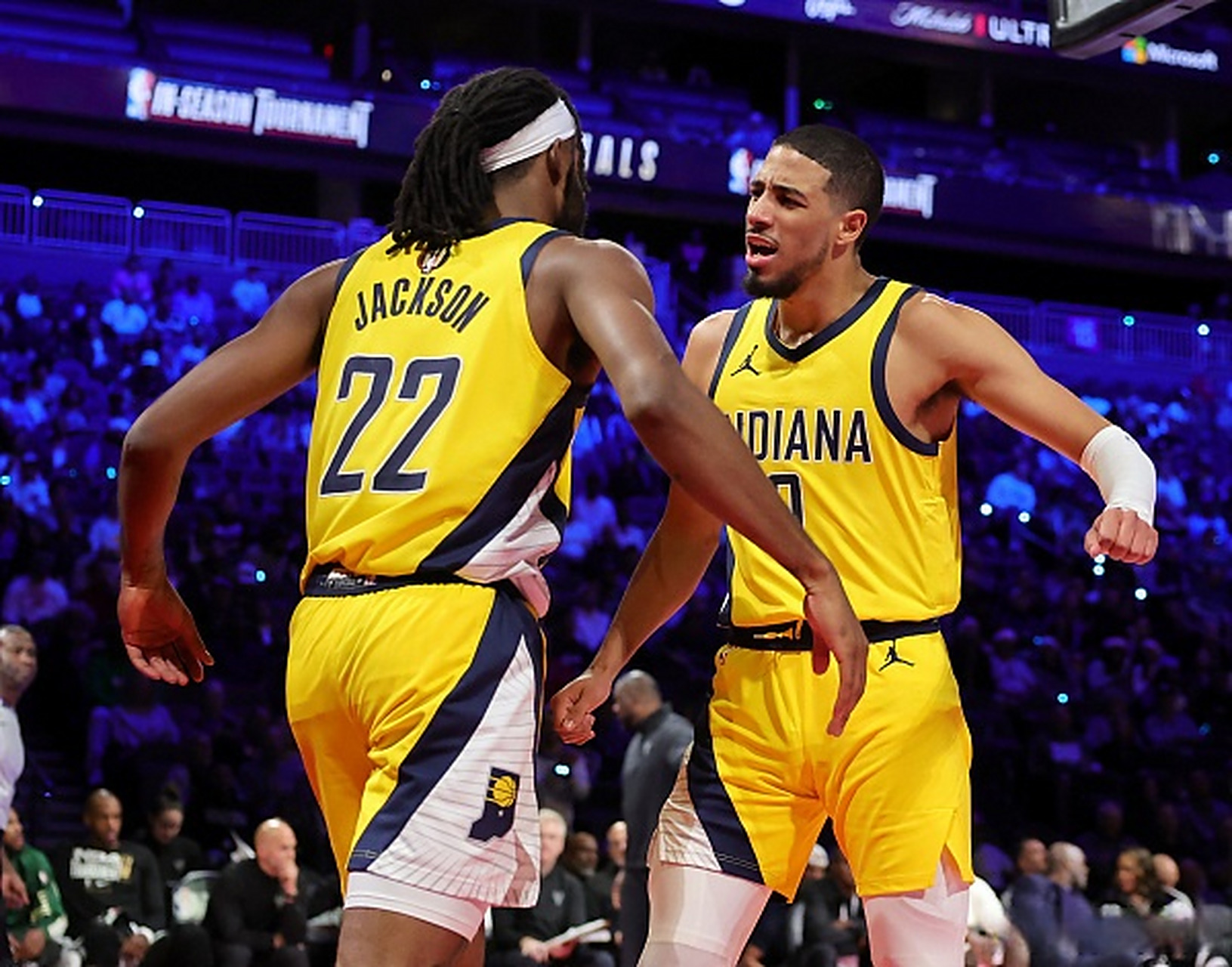 步行者主场击败雄鹿，东部第二