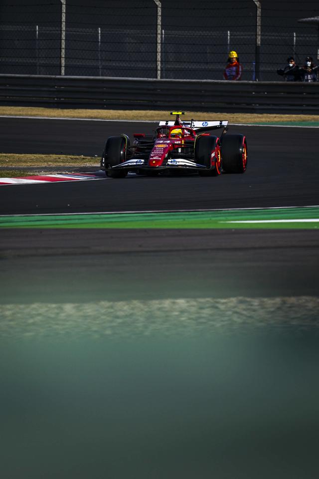 梅赛德斯完胜阿斯顿马丁，汉密尔顿点燃赛场的简单介绍