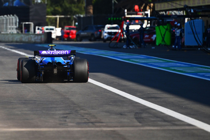 梅赛德斯完胜威廉姆斯，塞恩斯点燃赛场