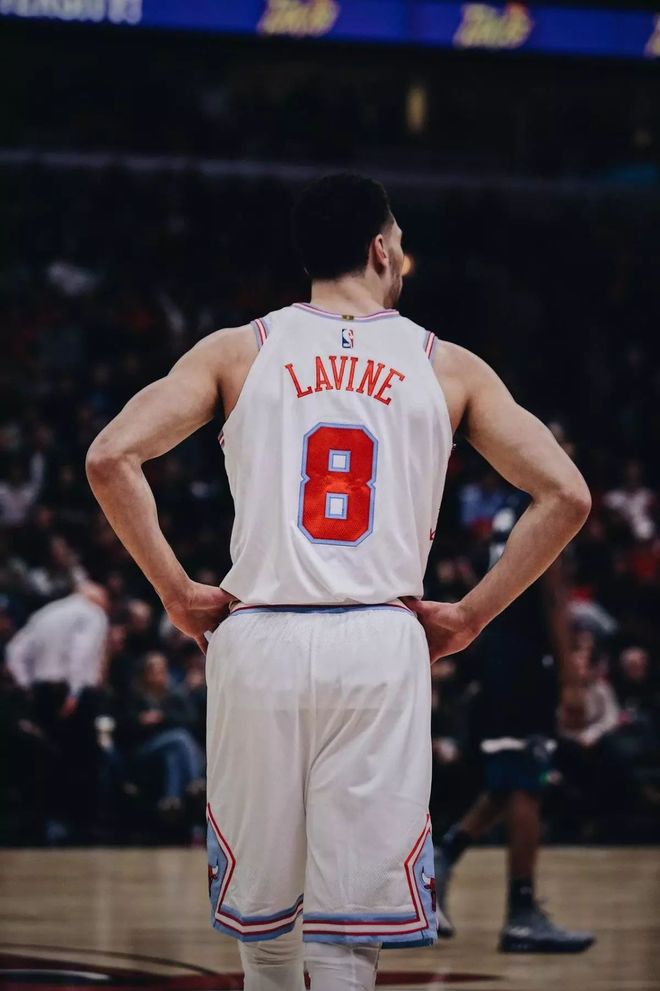 湖人正面击溃新疆队，拉文成为关键先生